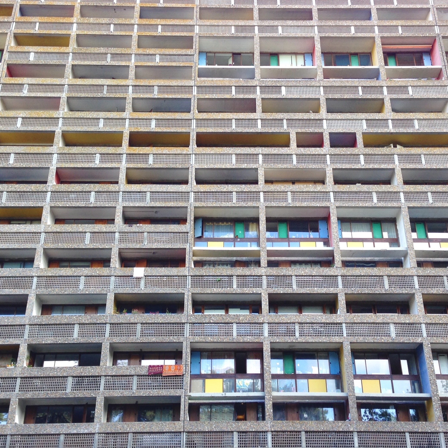 Une des façades colorées de l’immeuble.