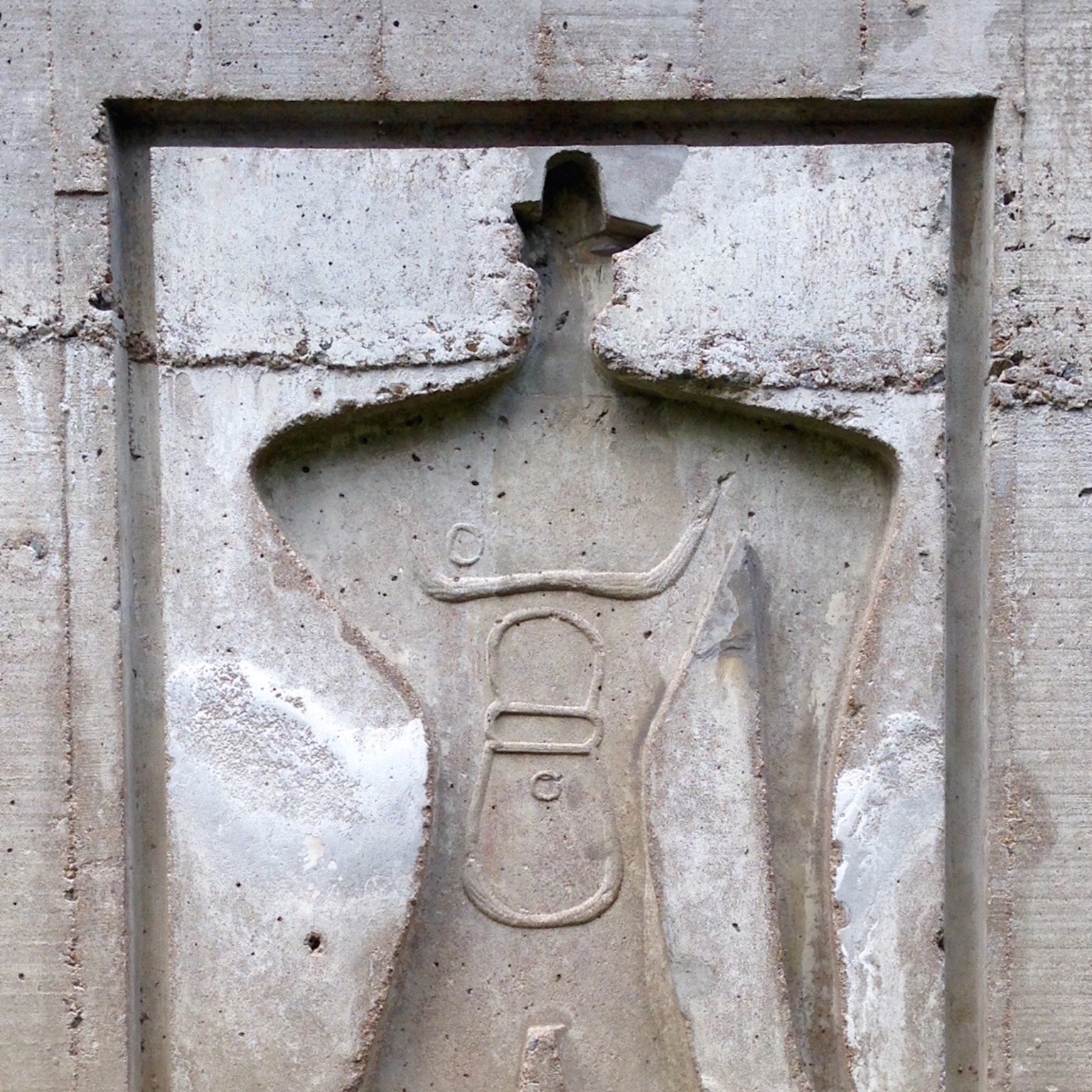 Une silhouette est sculptée dans la pierre.