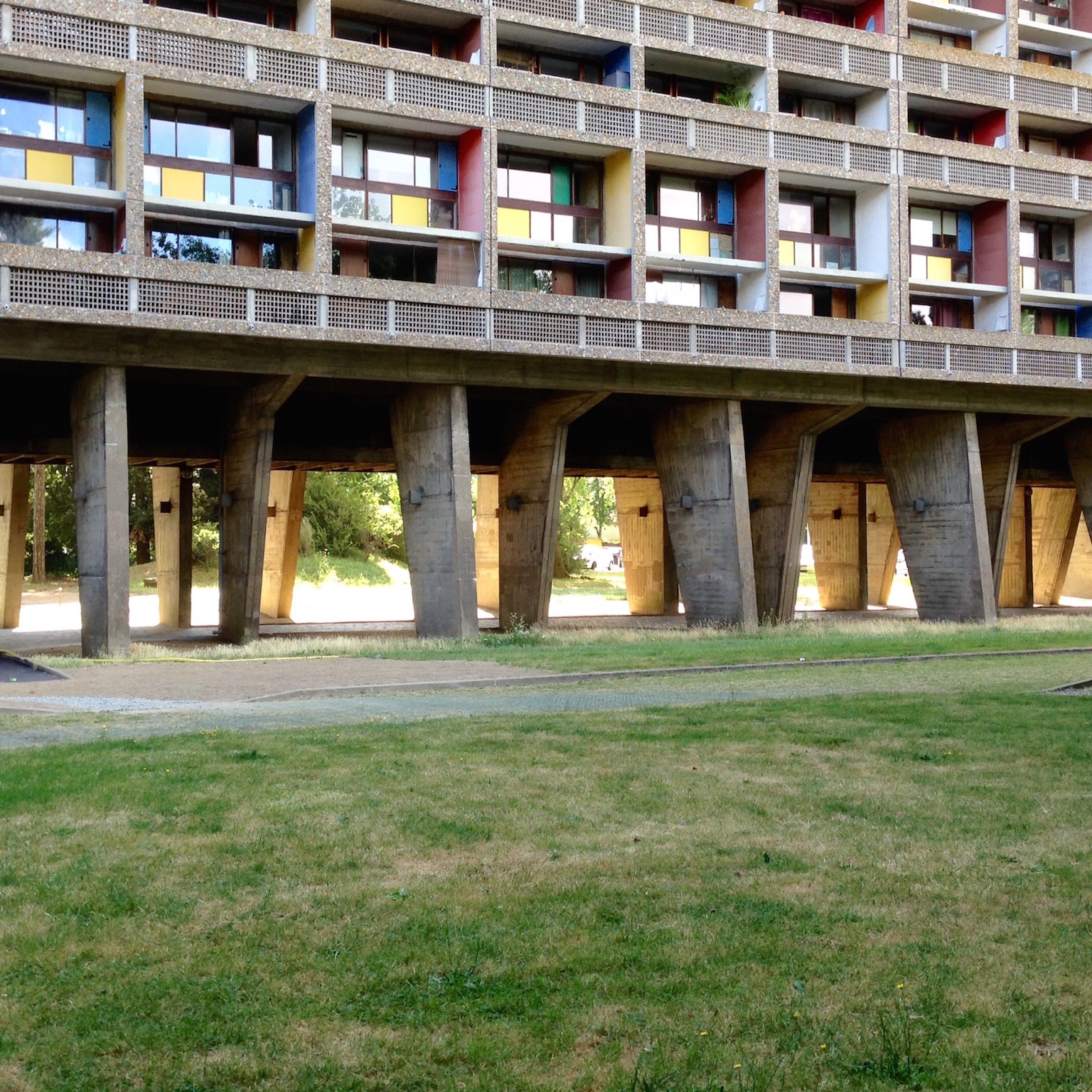 Les pilotis permettent au regard de traverser.